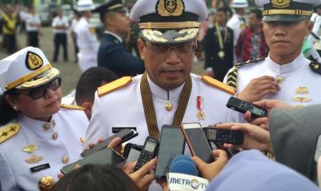 Menteri Perhubungan (Menhub) Budi Setiyadi menjelaskan mengenai kebutuhan pegawai negeri sipil di sektor perhubungan darat dan laut yang membutuhhkan sumber daya manusia (SDM) lebih banyak usai Upacara Pelantikan Terpadi Perwira Transportasi Badan Pengembangan SDM Perhubungan di Lapangan Silang Selatan Monas, Jakarta Pusat, Kamis (20/9). 