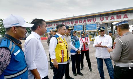 Menteri Perhubungan (Menhub) RI Budi Karya Sumadi saat melakukan pengecekan BIJB, Sabtu (9/3/2024). 