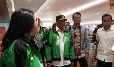 Menteri Perhubungan RI Budi Karya Sumadi saat akan memberikan sosialisasi Safety Riding kepada pengendara ojek daring di Depok, Sabtu (5/1).