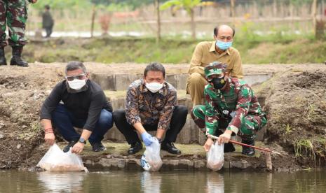 Menteri Perikanan dan Kelautan, Sakti Wahyu Trenggono, melihat langsung area budidaya perikanan di Lanud Adisutjipto, Yogyakarta, Senin (18/1).