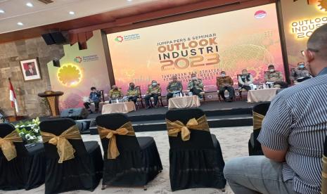 Menteri Perindustrian Agus Gumiwang Kartasasmita memaparkan outlook industri 2023 di Gedung Kemenperin, Jakarta, Selasa (27/12). Kementerian Perindustrian (Kemenperin) menyatakan, industri tekstil dan alas kaki tengah tertekan. Hal itu dikarenakan pasar tradisional industri tersebut yakni Amerika Serikat (AS) dan Eropa tengah lesu.