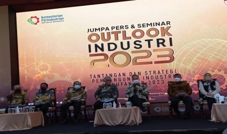 Menteri Perindustrian Agus Gumiwang Kartasasmita memaparkan outlook industri 2023 di Gedung Kemenperin, Jakarta, Selasa (27/12).