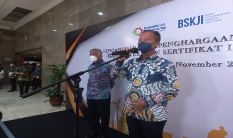 Menteri Perindustrian Agus Gumiwang Kartasasmita. Guna menjawab tantangan situasi global mengenai kebutuhan sektor industri terhadap energi dan sumber daya mineral, Kementerian Perindustrian dan Kementerian ESDM bersinergi menjalankan beberapa program dan kebijakan. 