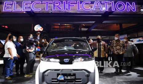 Menteri Perindustrian Agus Gumiwang (kedua kanan) bersama Ketua MPR yang juga ketua Ikatan Motor Indonesia (IMI) Bambang Soesatyo (ketiga kanan) meninjau stan Toyota pada pembukaan IIMS Hybrid 2021 di JiExpo Kemayoran, Jakarta, Kamis (15/4/2021). Pameran otomotif Indonesia International Motor Show (IIMS) Hybrid 2021 yang berlangsung pada 15-25 April itu digelar secara daring (online) dan kunjungan langsung dengan pembatasan kapasitas dan penerapan protokol kesehatan COVID-19. 