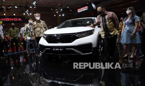 Menteri Perindustrian Agus Gumiwang (kedua kiri) bersama Ketua MPR yang juga ketua Ikatan Motor Indonesia (IMI) Bambang Soesatyo (kedua kanan) meninjau stan Honda pada pembukaan IIMS Hybrid 2021 di JiExpo Kemayoran, Jakarta, Kamis (15/4/2021). Pameran otomotif Indonesia International Motor Show (IIMS) Hybrid 2021 yang berlangsung pada 15-25 April itu digelar secara daring (online) dan kunjungan langsung dengan pembatasan kapasitas dan penerapan protokol kesehatan COVID-19. 