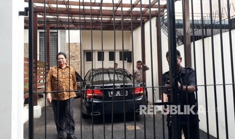 Menteri Perindustrian Airlangga Hartanto hadir di kediaman Ketua umum MKGR Roem Kono di Jalan Rajasa 1 No 7, Kebayoran, Jakarta Selatan pada Kamis (30/11).