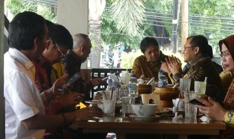 Menteri Perindustrian Airlangga Hartanto makan siang bersama sejumlah Anggota DPD I usai bertemu Presiden Jokowi, Kamis (30/11)