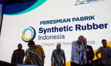 Menteri Perindustrian Airlangga Hartarto (batik kuning) meresmikan pabrik karet sintetis pertama di Indonesia, Kamis (29/11). Pabrik milik PT Synthetic Rubber Indonesia (SRI) yang terletak di Cilegon, Banten ini difokuskan untuk ekspor. 