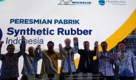 Menteri Perindustrian Airlangga Hartarto (batik kuning) meresmikan pabrik karet sintetis pertama di Indonesia, Kamis (29/11). Pabrik milik PT Synthetic Rubber Indonesia (SRI) yang terletak di Cilegon, Banten ini difokuskan untuk ekspor. 