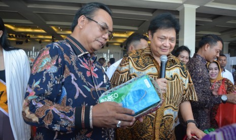 Menteri Perindustrian Airlangga Hartarto  bersama Dirjen Perlindungan dan Jaminan Sosial Kemensos, Harry Hikmat 