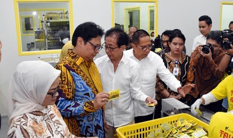 Menteri Perindustrian Airlangga Hartarto bersama Kepala BPOM Penny  Kusumastuti Lukito melihat produk yang dihasilkan saat meninjau pabrik  Cairan Obat Dalam (COD) Sido Muncul di Ungaran, Jawa Tengah, Kamis (25/10).  