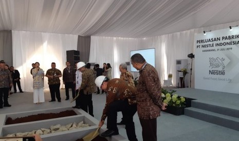 Menteri Perindustrian Airlangga Hartarto bersama Presdir PT Nestle Indonesia, Dharnesh Gordhon, saat melakukan peletakan baru pertama sebagai penanda pembangunan perluasan pabrik di tiga wilayah di mulai, Rabu (31/7).