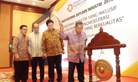 Menteri Perindustrian Airlangga Hartarto dalam Seminar Nasional Outlook Industri 2018 di Jakarta, Senin (11/12).