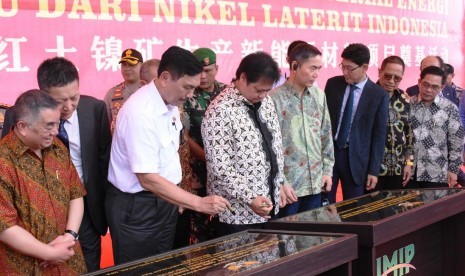 Menteri Perindustrian Airlangga Hartarto dan Menteri Kooridanor Bidang Kemaritiman Luhut Binsar Panjaitan menandatangani prasasti sebagai simbolis peresmian Peletekan Batu Pertama PT. QMB New Energy Materials di kawasan Indonesia Morowali Industrial Park (IMIP), Sulawesi Tengah, Jumat (11/1).