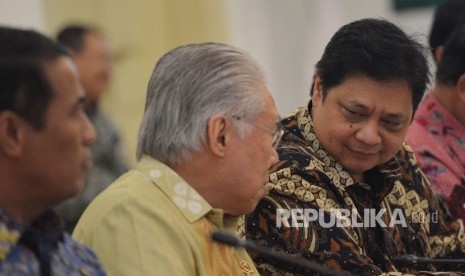 Menteri Perindustrian Airlangga Hartarto (kanan) berdiskusi dengan Menteri Perdagangan Enggartiasto Lukita (tengah) dan Menteri Pertanian Andi Amran Sulaiman ketika rapat terbatas percepatan pelaksanaan berusaha di Istana Bogor, Jawa Barat, Rabu (18/4). 