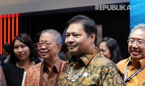 Menteri Perindustrian, Airlangga Hartarto (kedua kanan).