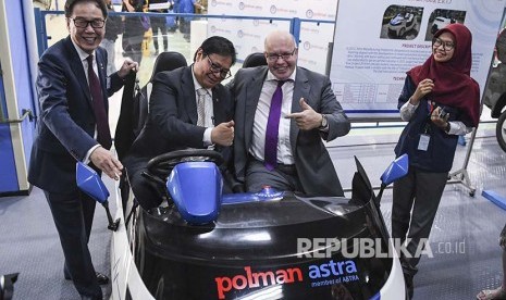 Menteri Perindustrian Airlangga Hartarto (kedua kiri) bersama Menteri Ekonomi dan Energi Jerman Peter Altmaier (kedua kanan) disaksikan  Presiden Direktur PT Astra International Tbk Prijono Sugiarto (kiri) menaiki purwarupa mobil buatan mahasiswa Polman Astra saat mengunjungi Kampus Politeknik Manukfaktur Astra di Jakarta, Kamis (1/11)