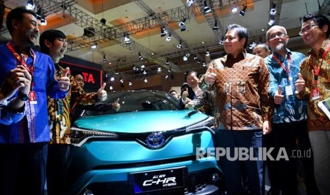 Menteri Perindustrian Airlangga Hartarto (ketiga kanan) berbincang dengan Presiden Direktur PT Toyota-Astra Motor (TAM) Yoshihiro Nakata (kiri), Presiden Direktur PT Toyota Motor Maunfacturing Indonesia (TMMIN) Warih Andang Tjahjono (kedua kanan) dan Direktur TAM Anton Jimmi Suwandy (kedua kiri) serta Kazunori Minamide (kanan) di depan Toyota C-HR Hyrbrid saat mengunjungi booth Toyota pada pembukaan Indonesia International Motor Show (IIMS 2019) di JIExpo Kemayoran, Jakarta, Kamis (25/4/2019). 