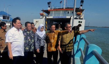 Menteri Perindustrian Airlangga Hartarto (kiri) didampingi Bupati Kendal Mirna Anissa (tengah) meninjau Pelabuhan Tanjung Kendal sebagai salah satu sarana transportasi dalam pengembangan Kawasan Industri Kendal (KIK) di Kendal, Jawa Tengah beberapa waktu lalu. 