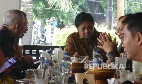 Menteri Perindustrian Airlangga Hartarto makan siang bersama sejumlah anggota DPD I, usai bertemu Presiden Jokowi, Kamis (30/11). 