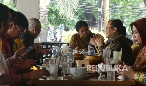 Menteri Perindustrian Airlangga Hartarto makan siang bersama sejumlah anggota DPD I, usai bertemu Presiden Jokowi, Kamis (30/11). 