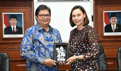 Menteri Perindustrian Airlangga Hartarto memberikan cenderamata kepada Menteri Perdagangan Luar Negeri dan Pembangunan Finlandia, Anne-Mari Virolainen seusai melakukan pertemuan di Kementerian Perindustrian, Jakarta, Senin (8/10).