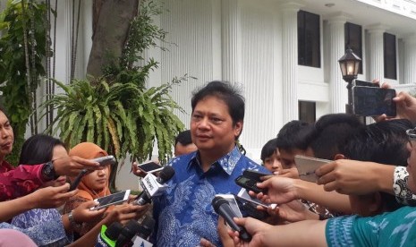 Menteri perindustrian Airlangga Hartarto memberikan keterangan terkait hasil rapat terbatas investasi dan persadangan, Jumat (5/1). 