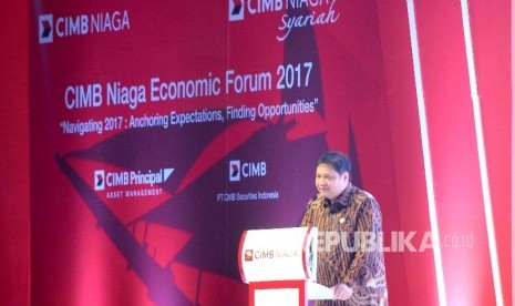  Menteri Perindustrian Airlangga Hartarto memberikan sambutannya dalam CIMB Niaga Economic Forum 2017 di Jakarta, kamis (26/1).