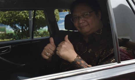 Menteri Perindustrian Airlangga Hartarto meninggalkan Kompleks Istana Kepresidenan Jakarta usai menghadap Presiden Joko Widodo di Jakarta, Senin (20/11).