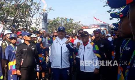 Menteri Perindustrian Airlangga Hartarto menjadi pelari pertama yang membawa obor Asian Games di Kota Bandung, Sabtu (11/8). 