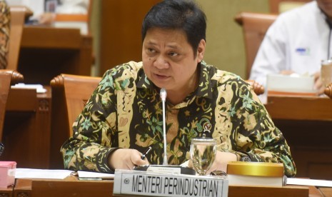 Menteri Perindustrian Airlangga Hartarto menyampaikan pendapatnya dalam rapat kerja dengan Komisi VI DPR di Kompleks Parlemen, Senayan, Jakarta, Senin (4/9). 