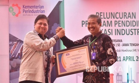 Menteri Perindustrian Airlangga Hartarto menyerahkan bantuan mesin dan pemeliharaan IKM kepada perwakilan IKM Tegal Manufacturing Parts di sela launching Program Pendidikan Vokasi Industri, di PT AIC, bawen, kabupaten Semarang, Jumat (21/4).