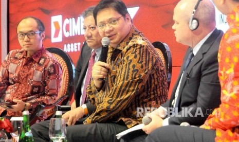 Menteri Perindustrian Airlangga Hartarto (tengah) menjadi pembicara dalam CIMB Niaga Economic Forum 2017 di Jakarta, kamis (26/1).