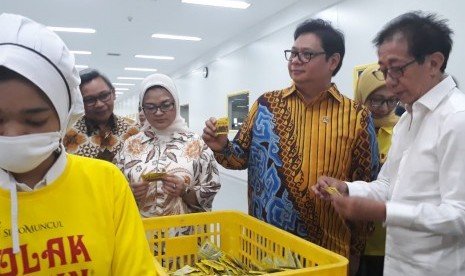  Menteri Perindustrian, Airlangga Hartarto (tengah) saat meninjau proses produksi pabrik Cairan Obat Dalam (COD) di pabrik industri jamu dan farmasi Sido Muncul, di Ungaran, Kabupaten Semarang, Kamis (25/10). Airlangga sekaligus meresmikan perkuasan pabrik COD ini.