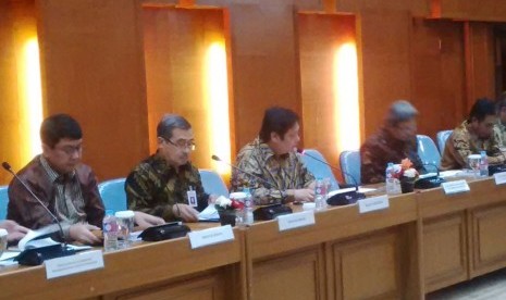 Menteri Perindustrian Airlangga Hartarto (tiga kiri) bersama Jajaran Eselon I melakukan pemaparan kinerja 2016 dan Outlook 2017 di kantor Kementerian Perindustrian, Jakarta, Kamis (22/12).