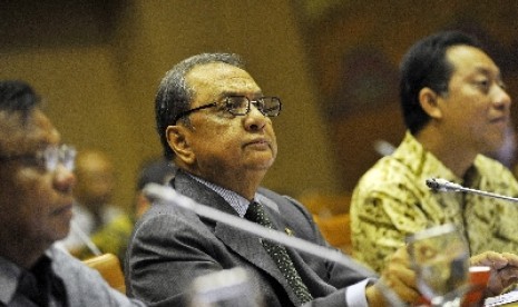 Menteri Perindustrian MS Hidayat (tengah).