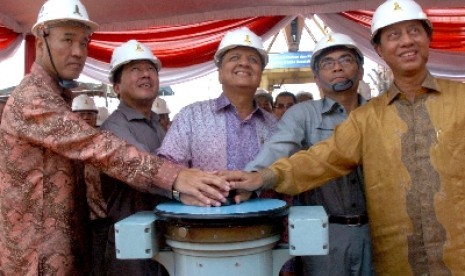 Menteri Perindustrian, MS Hidayat (tengah).