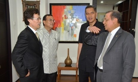 Menteri Perindustrian R.I Mohamad S Hidayat bersama Menteri Perdagangan R.I Gita Wirjawan sedang berbincang-bincang dengan Senior Manager Director Business Honam Petrochemical Group Mr. Kim Gyo Hyun yang akan berinvestasi di Indonesia dengan membangun pabr