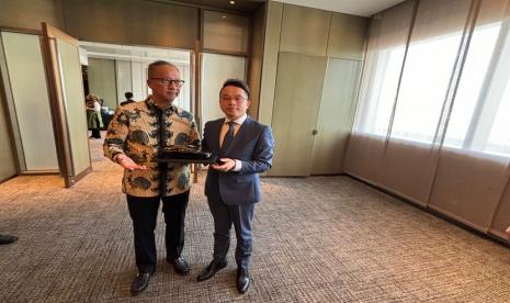  Menteri Perindustrian Republik Indonesia, Agus Gumiwang Kartasasmita, melakukan kunjungan ke Beijing, China, untuk membahas kesepakatan menjadikan Indonesia sebagai hub basis produksi ekspor kendaraan listrik.