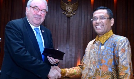  Menteri Perindustrian Republik Indonesia Saleh Husin dan Wakil Menteri Ekonomi dan Energi Republik Federasi Jerman, Uwe Beckmeyer.