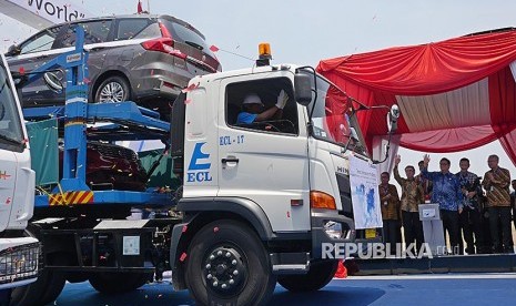 Menteri Perindustrian RI Airlangga Hartarto (ketiga kanan), bersama Presiden Direktur Suzuki Indonesia Seiji Itayama (kedua kanan) saat seremoni ekspor perdana All New Ertiga dan NEX II di pabrik PT Suzuki Indomobil Motor (SIM), Cikarang, Senin (22/10). 