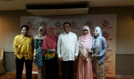 Menteri Perindustrian Saleh Husin berfoto bersama pengurus Ikatan Pelajar Muhammadiyah usai memberi sambutan pada Rapat Koordinasi Nasional Bidang Kewirausahaan dan Seminar Nasional dalam rangka menghadapi Masyarakat Ekonomi ASEAN (MEA) dengan tema “Spirit