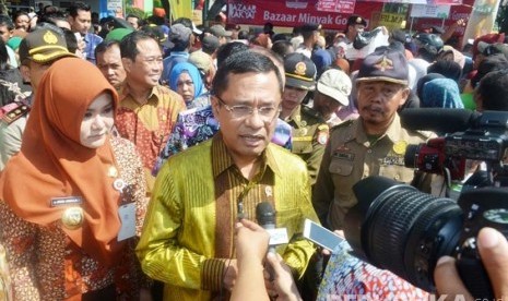  Menteri Perindustrian Saleh Husin bersama Bupati Kendal Mirna Annisa memberikan keterangan kepada awak media seusai meninjau dan melayani Bazar Minyak Goreng di Alun-alun Kendal, Jawa Tengah, 24 Juni 2016.