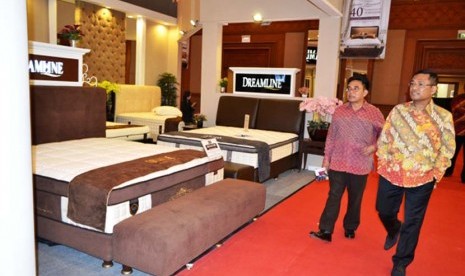 Menteri Perindustrian Saleh Husin didampingi Dirjen Industri Agro Kemenperin, Panggah Susanto, meninjau produk-produk furnitur dalam negeri pada Exclusive Furniture Show 2015 di JCC, Jakarta, Rabu (14/10).