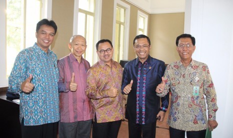 Menteri Perindustrian, Saleh Husin (dua kana) dan Menteri Energi dan Sumber Daya Mineral, Sudirman Said (tengah) bersama anggota DEN usai menghadiri Sidang Anggota Dewan Energi Nasional ke-17 di Kementerian Energi dan Sumber Daya Mineral, Jakarta, Rabu (4/5).