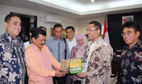 Menteri Perindustrian, Saleh Husin (dua kanan), menerima kunjungan Walikota Langsa, Aceh, Usman Abdullah di Kementerian Perindustrian, Jakarta, Jumat (29/4).