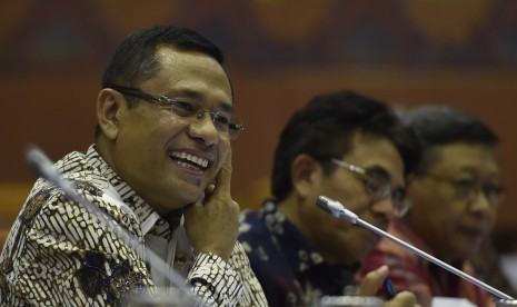 Mantan menteri perindustrian Saleh Husin (kiri).