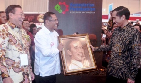 Menteri Perindustrian, Saleh Husin memberikan lukisan cokelat kepada Presiden Joko Widodo