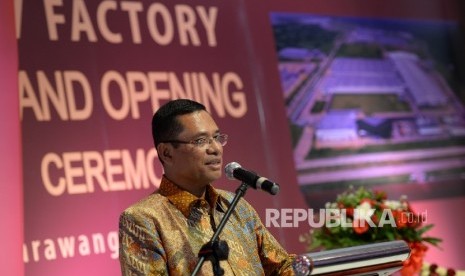 Menteri Perindustrian Saleh Husin memberikan paparan saat peresmian pabrik TV LED Sharp terbaru, Karawang, Jawa Barat, Rabu (18/5). (Republika/ Wihdan) 