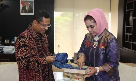 Menteri Perindustrian Saleh Husin memperhatikan batik tegalan dan menyimak penjelasan Walikota Tegal Siti Masitha Soeparno pada pertemuan di Kementerian Perindustrian, Jakarta, Selasa (31/5/2016). 